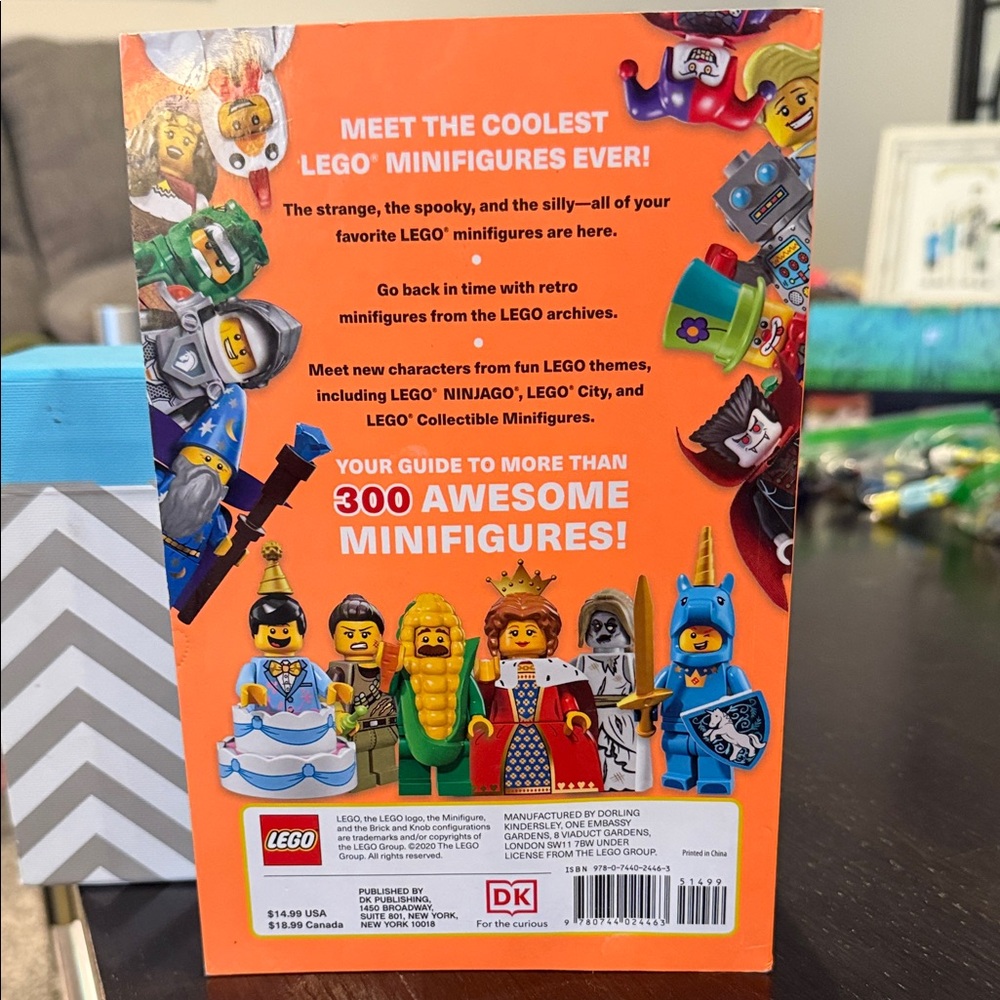 LEGO Minifigure Handbook - Orange and Red Cover book guide - Picture 3 of 4